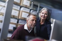 Seniorin und Mann in einer Fabrik — Stockfoto