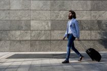 Uomo d'affari che cammina con valigia — Foto stock