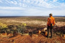 Namíbia, Homem com câmera com vista para as vastas planícies em savana africana — Fotografia de Stock