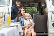 Familia almorzando en furgoneta - foto de stock
