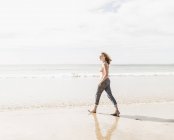 Teenage girl walking on the beach — Stock Photo