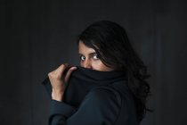 Retrato de índio feminino, rosto obscurecido contra fundo preto — Fotografia de Stock