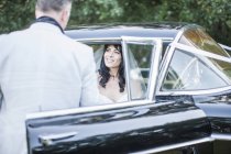 Braut und Bräutigam im Oldtimer — Stockfoto