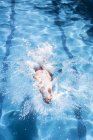 Mujer saltando en una piscina - foto de stock