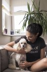 Giovane donna accarezzando il suo cane — Foto stock