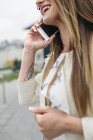 Счастливая женщина с татуировкой в руке на телефоне — стоковое фото