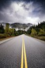 Strada e nuvole scure — Foto stock