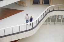 Uomo e donna che parlano nell'edificio degli uffici — Foto stock