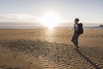 Frau mit Rucksack zu Fuß an der Sandküste in finistere der Bretagne, Halbinsel Crozon, Frankreich — Stockfoto