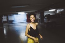 Сміючись молода жінка — стокове фото
