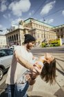 Austria, Vienna, felice giovane coppia che balla il valzer viennese davanti all'opera di stato — Foto stock