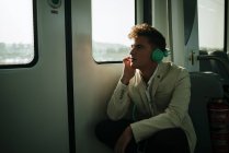 Young man listening to music — Stock Photo