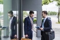 Geschäftsleute treffen sich vor Bürogebäude — Stockfoto