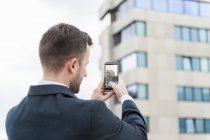 Geschäftsmann macht Handy-Foto — Stockfoto