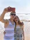 Junges verliebtes Paar macht Selfies am Strand — Stockfoto