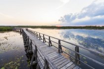 Passeggiata sul lago al mattino — Foto stock