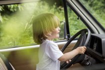 Bambino seduto al volante di un furgone — Foto stock