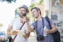 Dos hombres con tableta digital al aire libre - foto de stock