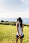 Astúrias, Espanha, mulher fitness fazendo alongamento ao ar livre — Fotografia de Stock