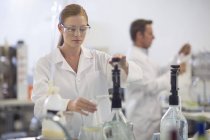 Junge kaukasische Frau arbeitet im Labor — Stockfoto