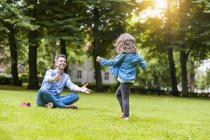 Vater und Tochter spielen auf Wiese im Park — Stockfoto