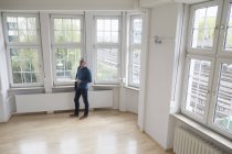 Mann schaut sich in leerer Wohnung um — Stockfoto