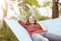 Donna in amaca sul cellulare — Foto stock