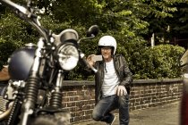Mann fotografiert Motorrad — Stockfoto