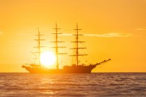 Velero al atardecer - foto de stock