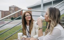 Dos mujeres tomando café al aire libre - foto de stock