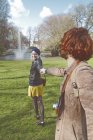 Bélgica, Brujas, pareja joven caminando en el Queen Astrid Park - foto de stock