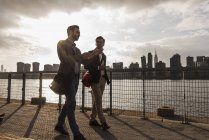 Zwei Geschäftsleute zu Fuß entlang des East River, New York City, USA — Stockfoto
