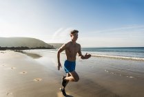 Giovane che corre sulla spiaggia, Francia, penisola di Crozon — Foto stock