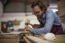 Handwerker mit Brille bei der Holzarbeit — Stockfoto