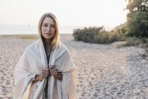 Ritratto di giovane donna in piedi sulla spiaggia — Foto stock