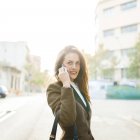 Mujer joven al aire libre en el teléfono celular - foto de stock