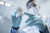 Ортодонт держит зубную плесень с брекетами — стоковое фото