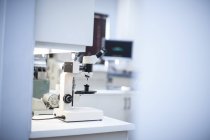 Primer plano del microscopio en la práctica oftalmológica en la clínica - foto de stock