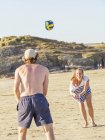 Coppia in spiaggia a giocare a pallavolo — Foto stock