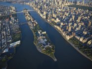 Fotografía aérea de Roosevelt Island en East River, Nueva York, Nueva York, EE.UU. - foto de stock