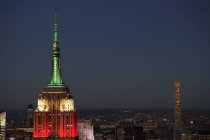 USA, New York, paesaggio urbano con punta di Empire State Building illuminato la sera — Foto stock