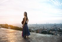 Espanha, Barcelona, Mulher grávida desfrutando de vista sobre a cidade — Fotografia de Stock