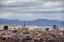 Испания, Барселона, город против холма в дневное время — стоковое фото