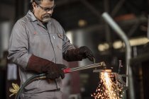 Metal worker welding in factory workshop — Stock Photo