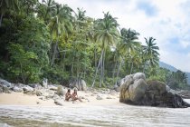 Messico, Puerto Vallarta, Baia di Banderas, due donne sedute sulla spiaggia di sabbia tropicale — Foto stock
