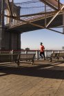 США, Нью-Йорк, людина, що біжить на Іст-Рівер під Бруклінського Brige — стокове фото