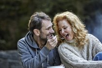 Glückliches Paar teilt Essen in der Natur — Stockfoto