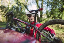 Mountain bike preparare la bicicletta per mettere in una macchina — Foto stock
