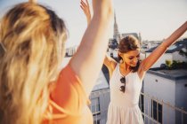Österreich, Wien, zwei Frauen tanzen auf Dachterrasse — Stockfoto