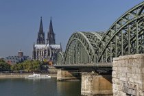 Germany, Cologne, Cologne Cathedral and Hohenzollern Bridge — Stock Photo
